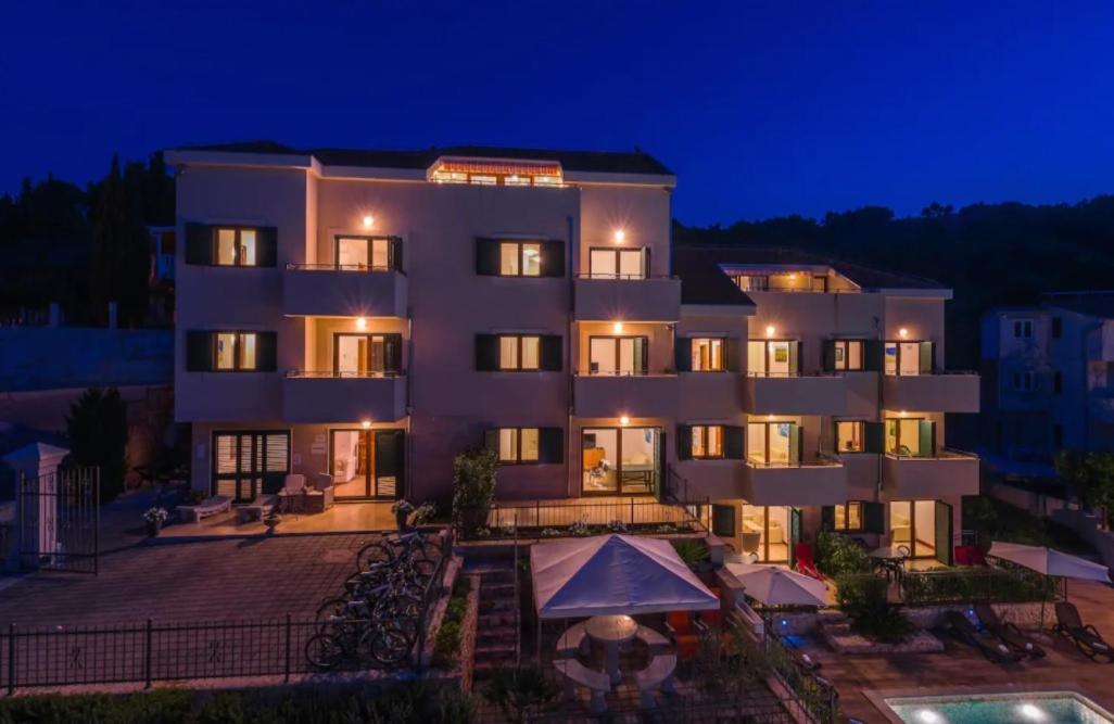 Apartment Carica สลาทิเน ภายนอก รูปภาพ