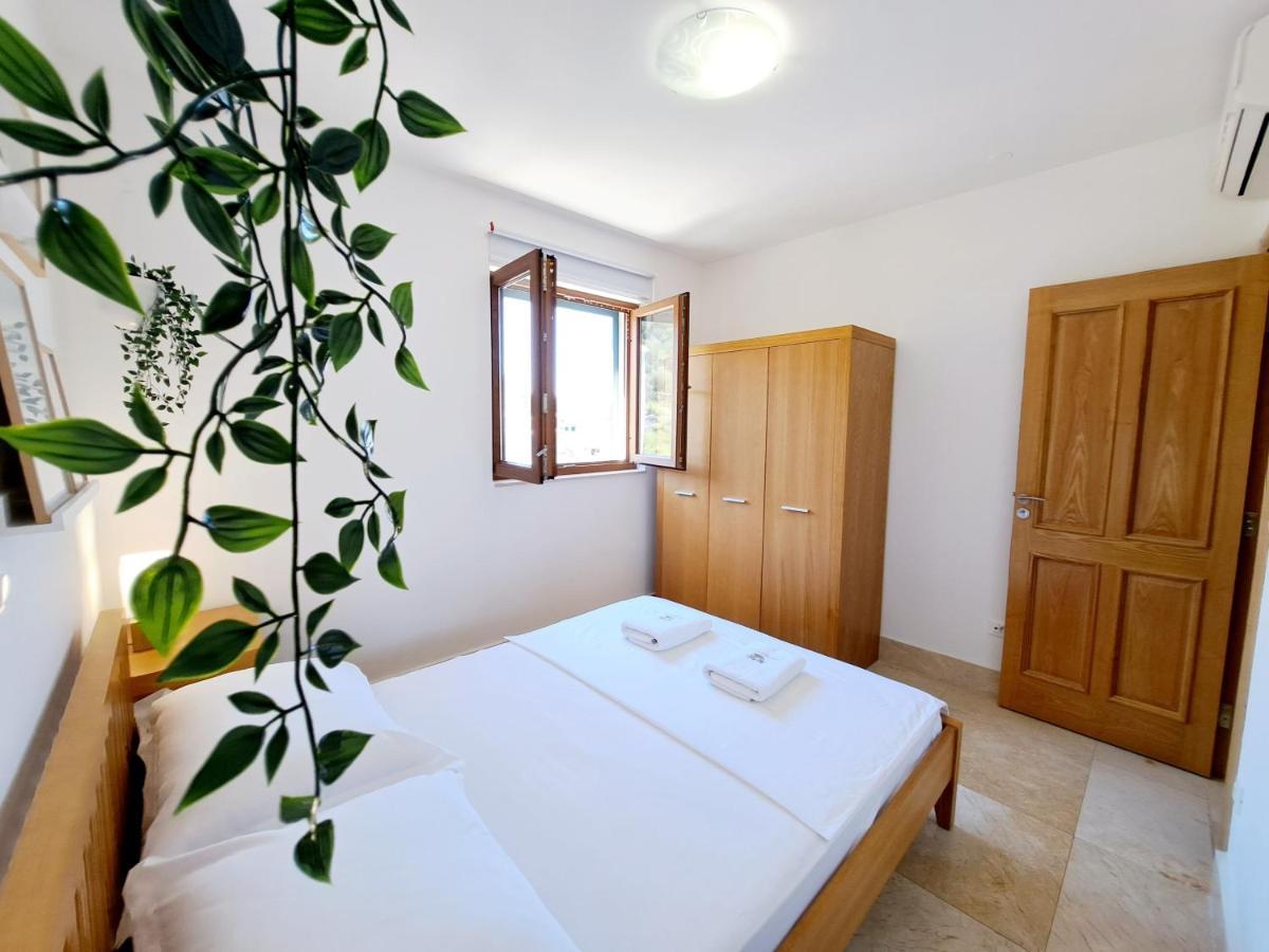 Apartment Carica สลาทิเน ภายนอก รูปภาพ